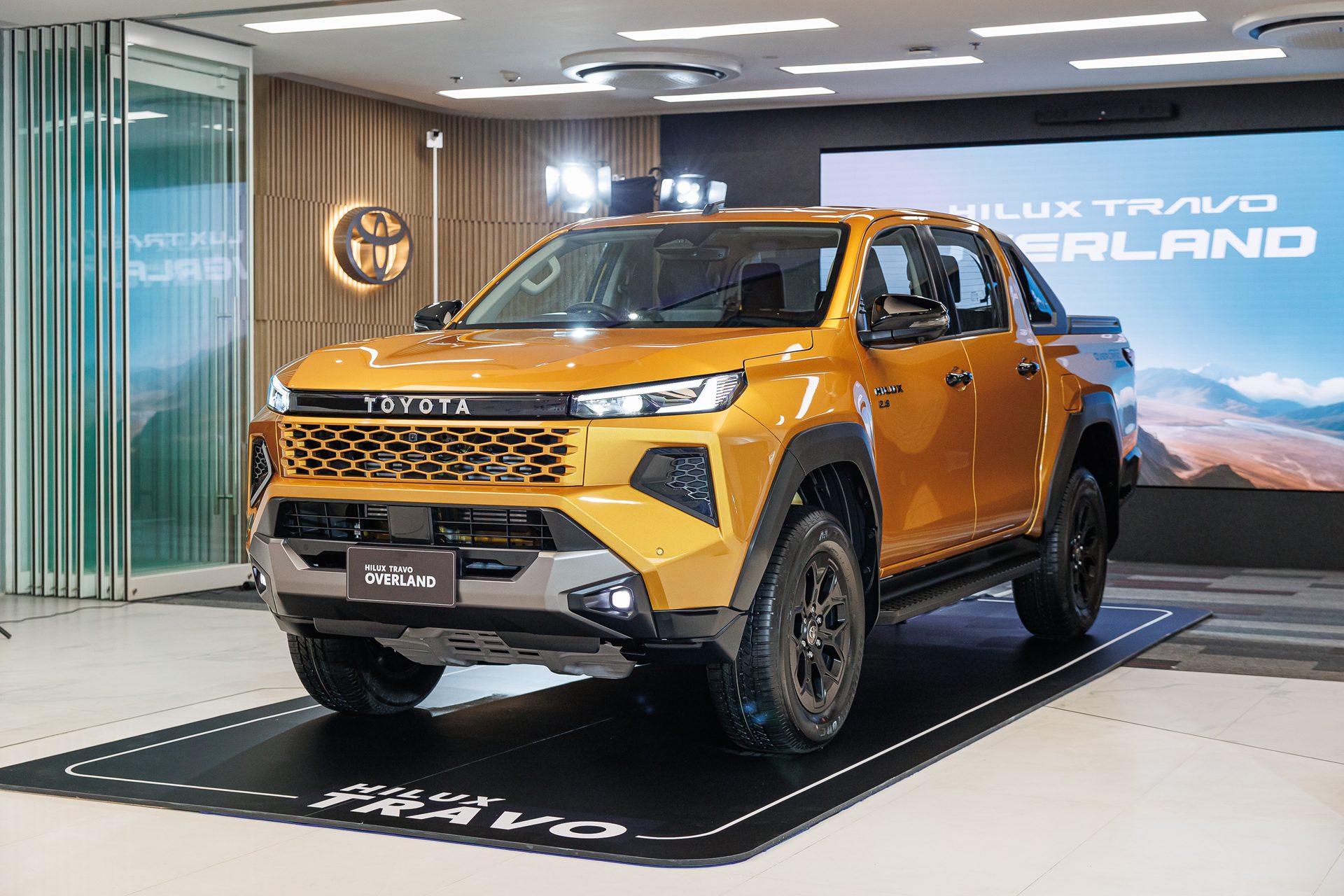 รูปภาพ โตโยต้า Toyota Hilux Travo Double Cab 4TREX 2.8 Overland Plus AT ปี 2025