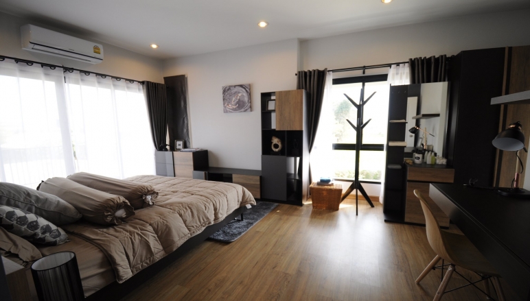 รูปภาพ เพลินจิต คอลลิน่า (Ploenchit Collina)