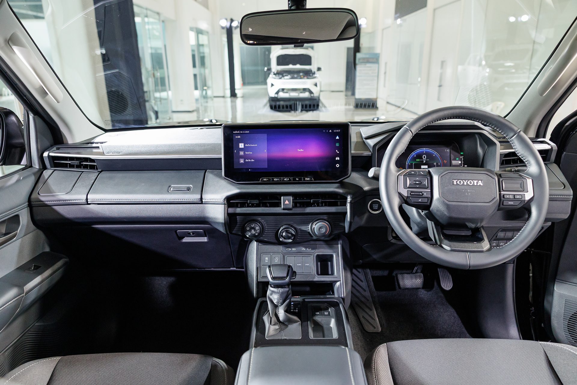 รูปภาพ โตโยต้า Toyota Hilux Travo Smart Cab Prerunner 2.8 Smart AT ปี 2025