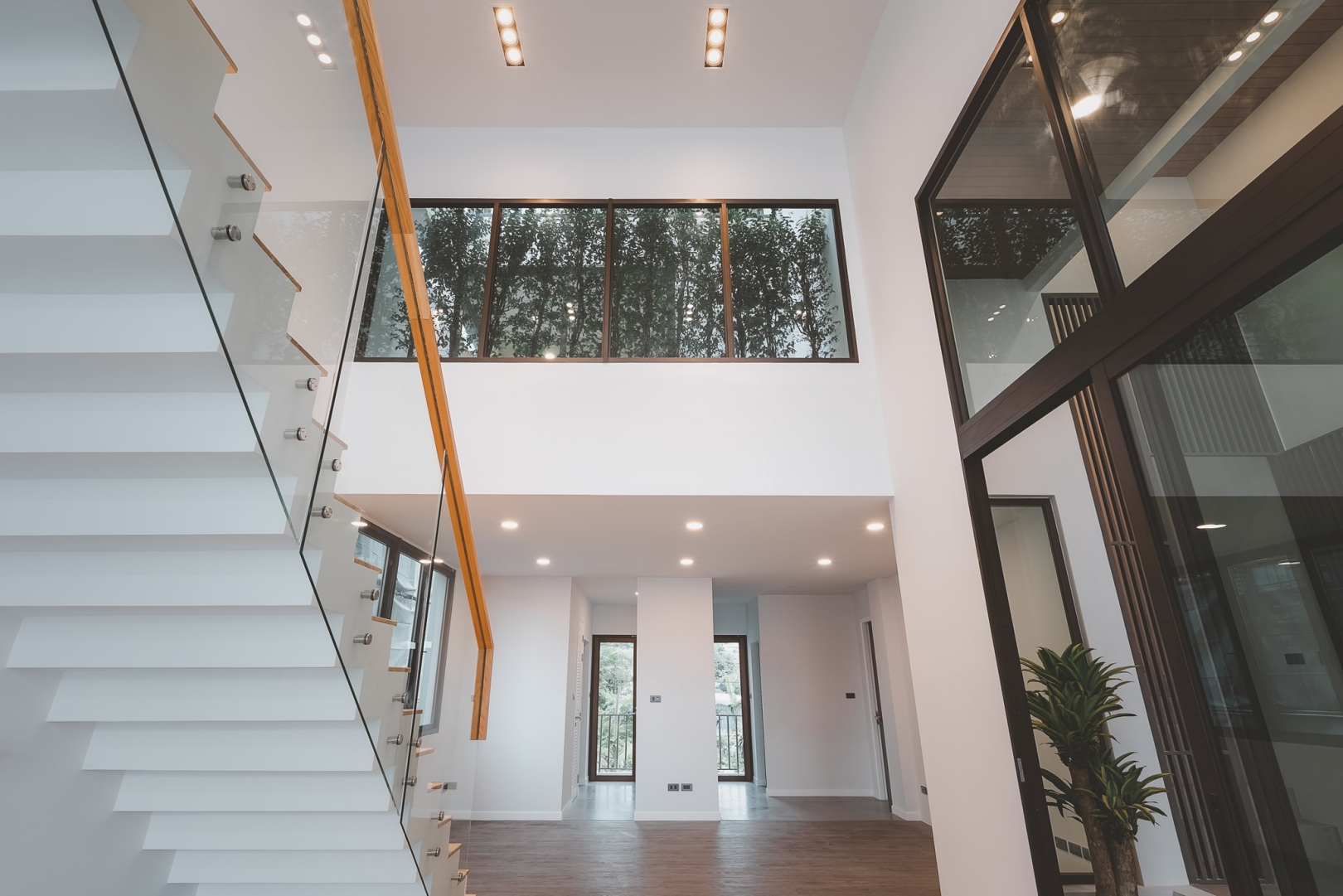 รูปภาพ เอชคิววัน แอท นาคนิวาส 20 วาริช เรียลเอสเตท (HQ1 @Nak Niwat 20 Warich Real Estate)