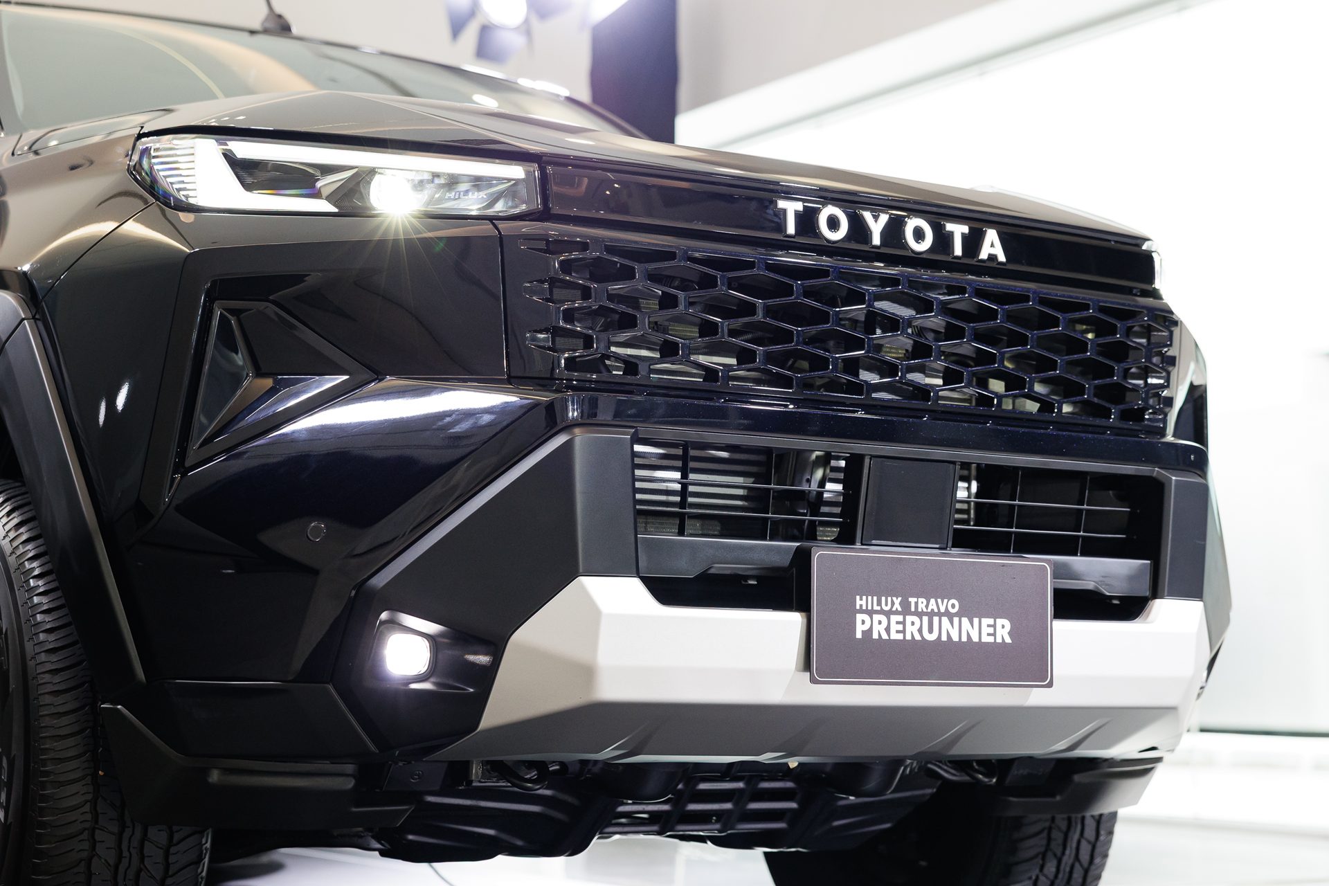 รูปภาพ โตโยต้า Toyota Hilux Travo Smart Cab Prerunner 2.8 Premium AT ปี 2025