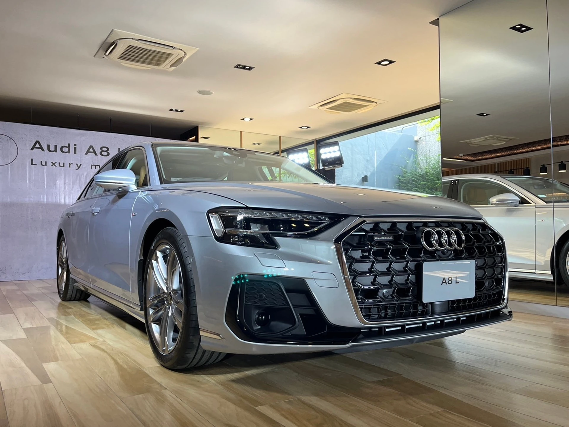Audi A8 อาวดี้ เอ8