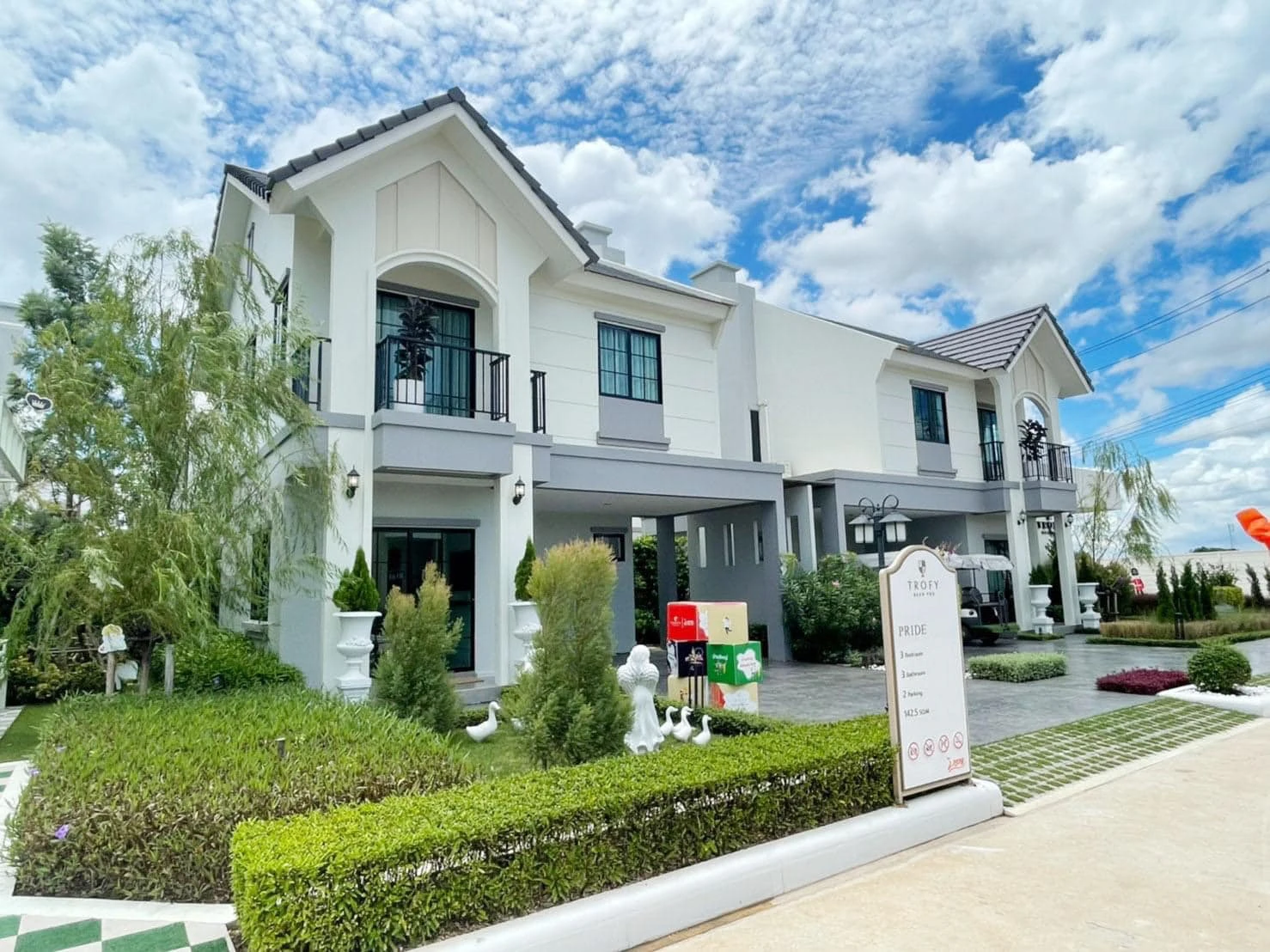 รูปภาพ ทรอฟี บ้านโพธิ์ (Trofy Baan Pho)