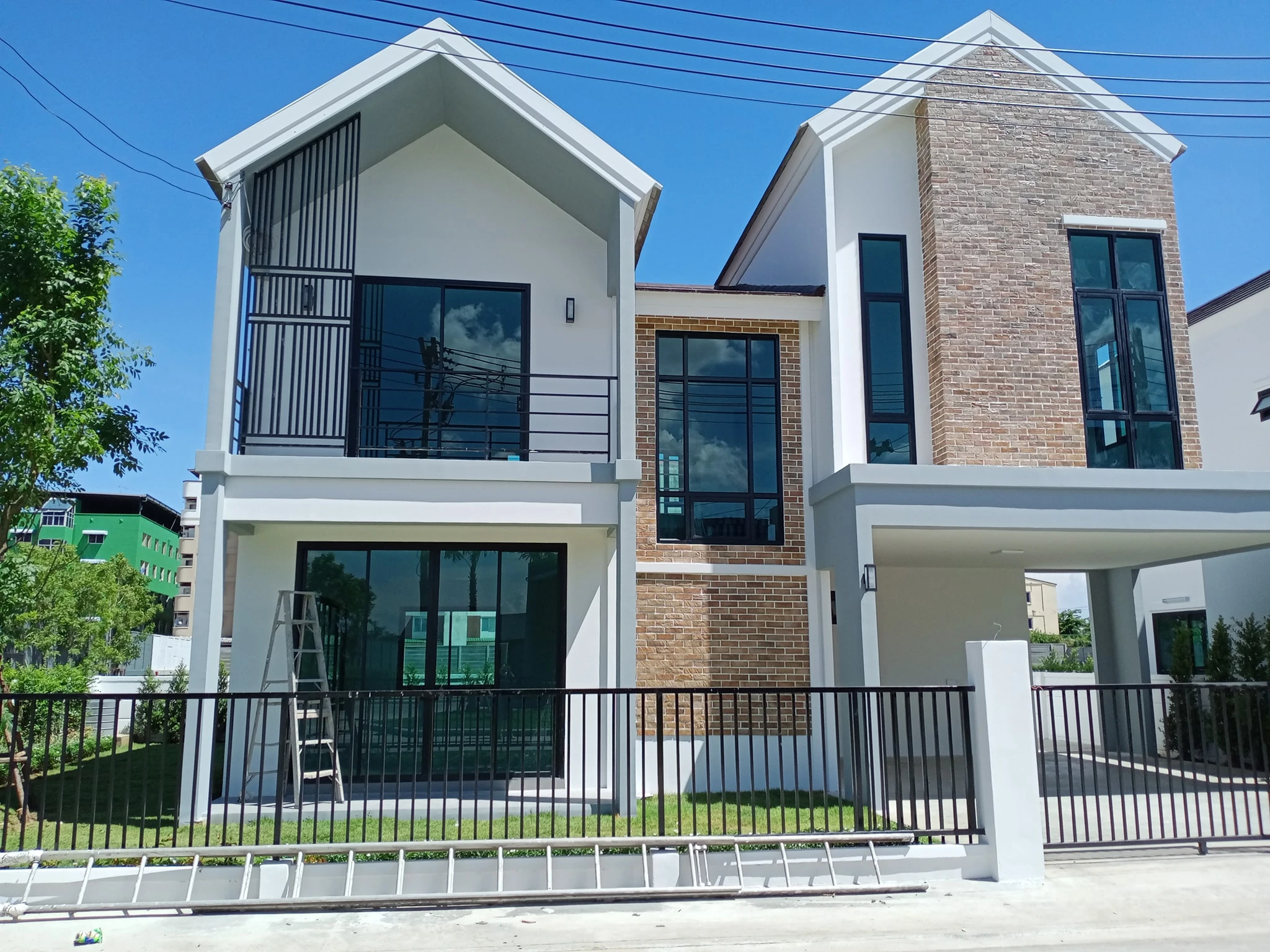 รูปภาพ เดอะ ไฮฟ์ โรจนะ (The Hive Rojana)